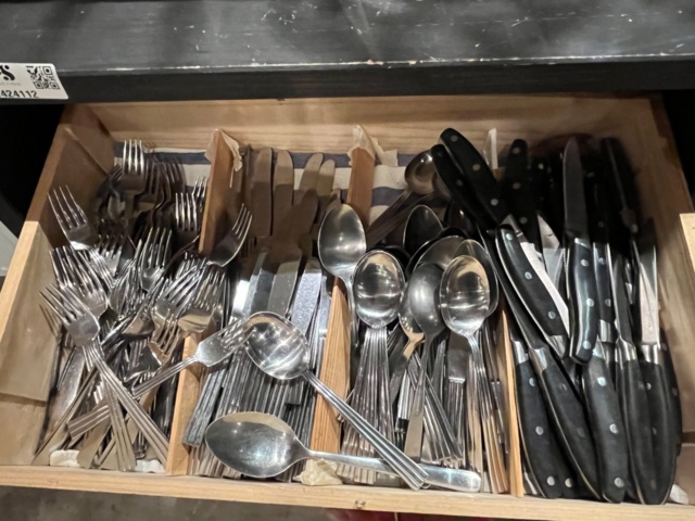 1424112-14 Samling med diverse porslin, bestick, vattenglas samt två sidobord