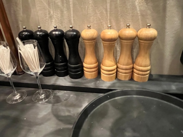 1424112-16 Samling med diverse porslin, bestick, vattenglas samt två sidobord