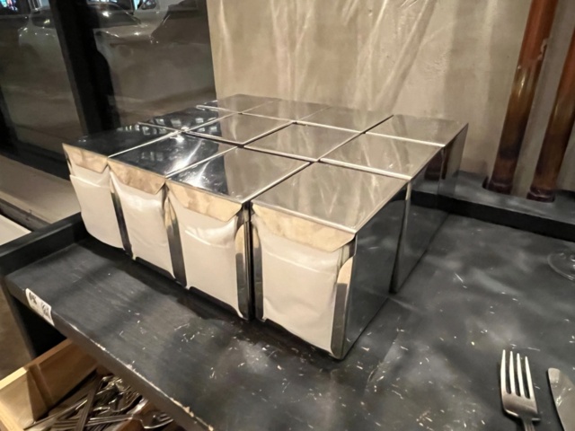 1424112-17 Samling med diverse porslin, bestick, vattenglas samt två sidobord