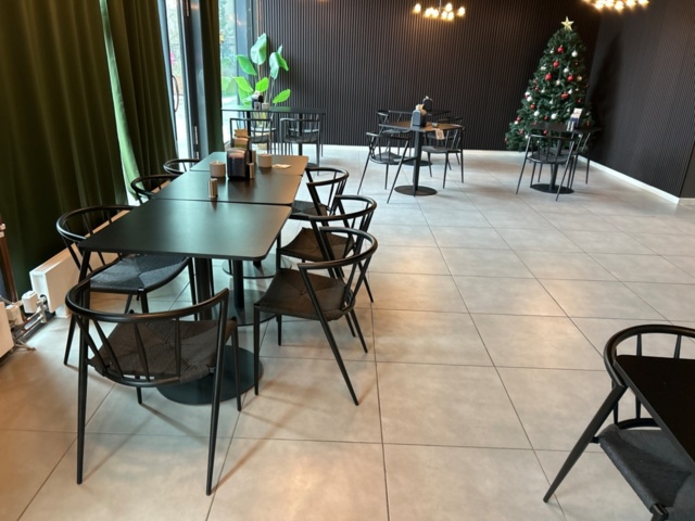 1368672-1 Restaurant furniture - approximately 18 tables and 36 chairs