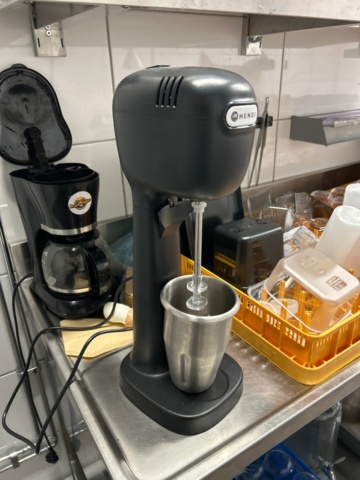 1368674-2 Collection of kitchen equipment - Milkshake machine, glasses, plates, cutlery, etc.