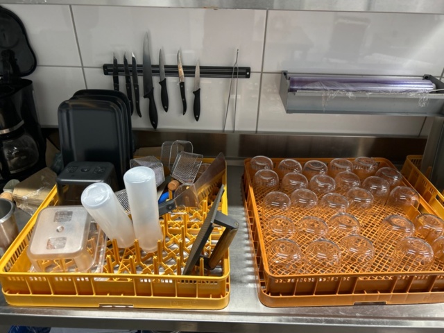 1368674-4 Collection of kitchen equipment - Milkshake machine, glasses, plates, cutlery, etc.