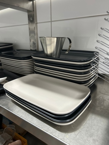 1368674-8 Collection of kitchen equipment - Milkshake machine, glasses, plates, cutlery, etc.