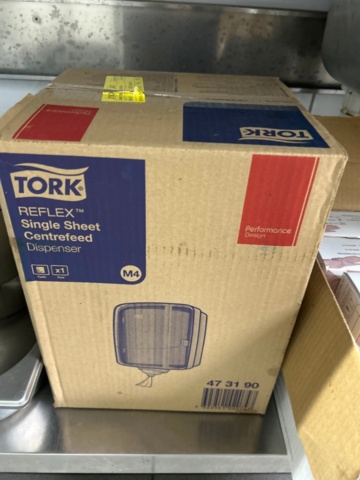 1368674-11 Collection of kitchen equipment - Milkshake machine, glasses, plates, cutlery, etc.