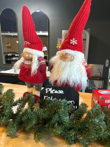 1368676-4 Interior and decorative materials - mirrors, dresser, fir tree, paintings, etc.