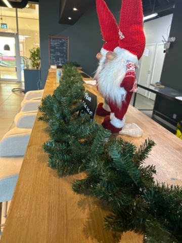 1368676-5 Interior and decorative materials - mirrors, dresser, fir tree, paintings, etc.