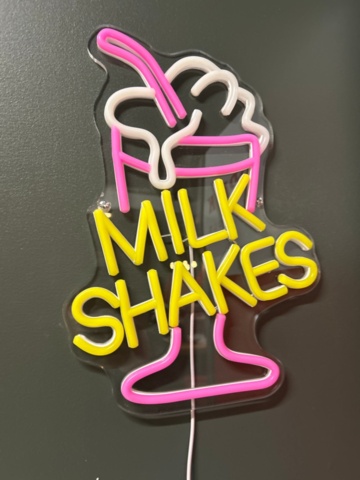 1368676-12 Interior and decorative materials - mirrors, dresser, fir tree, paintings, etc.