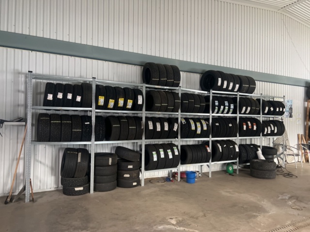 1469585-1 Various tires, approx. 120 pcs - including shelving system