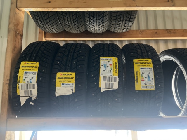 1469585-4 Various tires, approx. 120 pcs - including shelving system