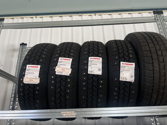 1469585-8 Various tires, approx. 120 pcs - including shelving system