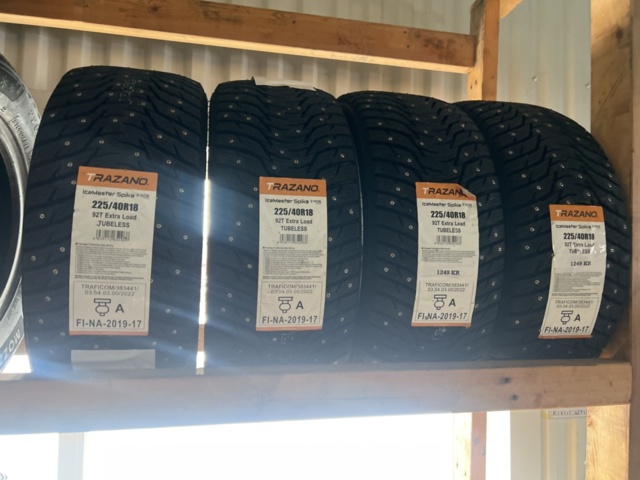 1469585-7 Various tires, approx. 120 pcs - including shelving system