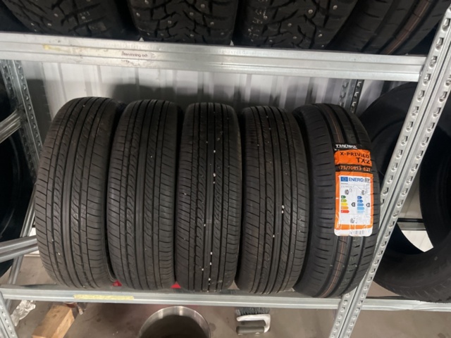 1469585-13 Various tires, approx. 120 pcs - including shelving system