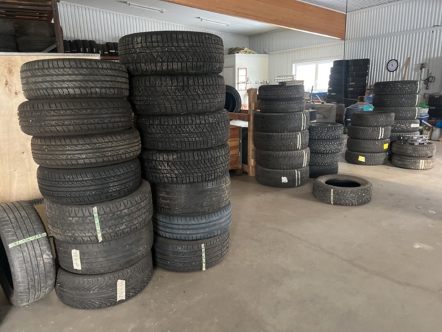1469586-2 Various used tires, approximately 200 pieces - including shelves and pallet racks