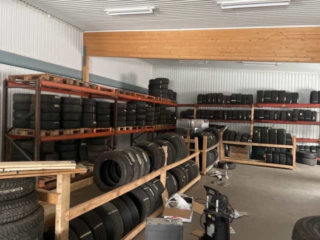 1469586-3 Various used tires, approximately 200 pieces - including shelves and pallet racks