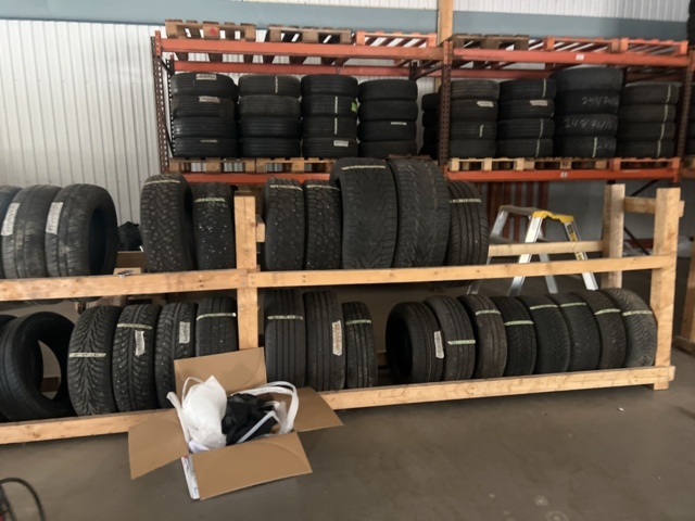 1469586-4 Various used tires, approximately 200 pieces - including shelves and pallet racks