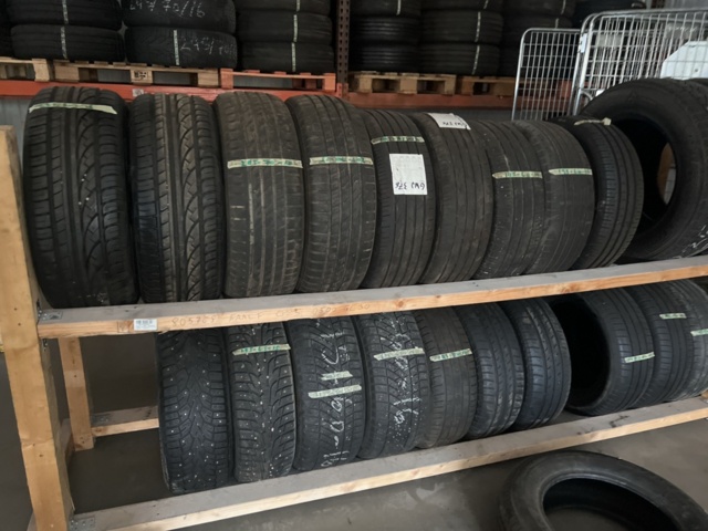 1469586-5 Various used tires, approximately 200 pieces - including shelves and pallet racks