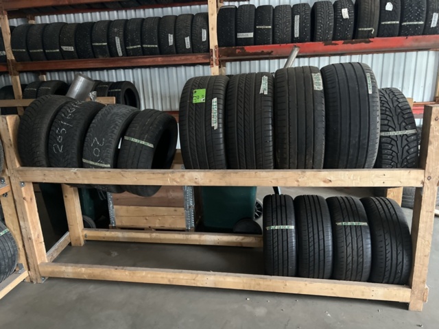 1469586-6 Various used tires, approximately 200 pieces - including shelves and pallet racks