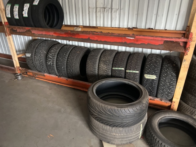 1469586-7 Various used tires, approximately 200 pieces - including shelves and pallet racks