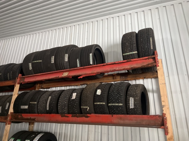 1469586-8 Various used tires, approximately 200 pieces - including shelves and pallet racks