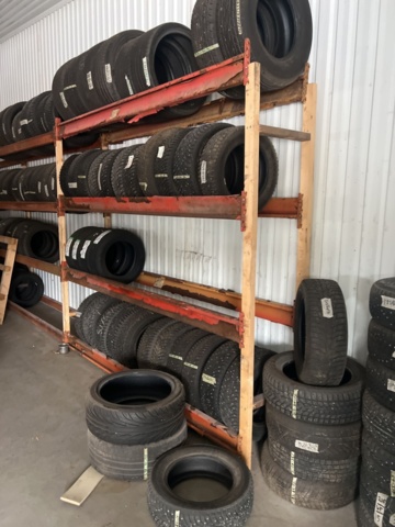 1469586-9 Various used tires, approximately 200 pieces - including shelves and pallet racks