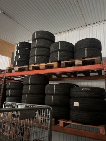 1469586-10 Various used tires, approximately 200 pieces - including shelves and pallet racks
