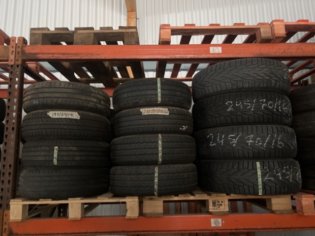 1469586-11 Various used tires, approximately 200 pieces - including shelves and pallet racks