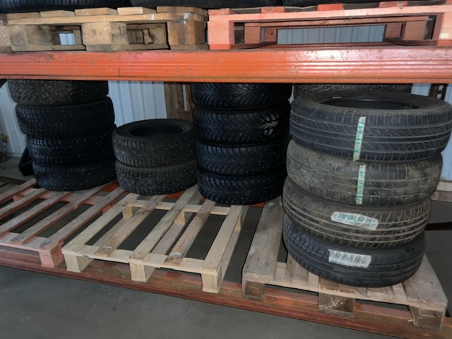 1469586-12 Various used tires, approximately 200 pieces - including shelves and pallet racks