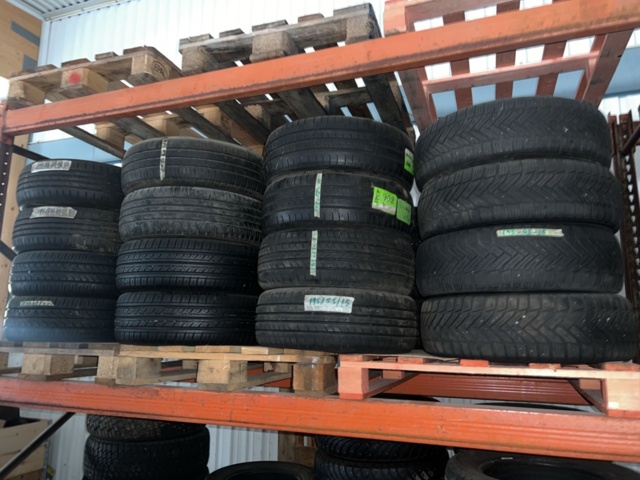 1469586-13 Various used tires, approximately 200 pieces - including shelves and pallet racks
