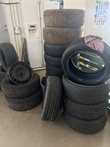 1469586-14 Various used tires, approximately 200 pieces - including shelves and pallet racks