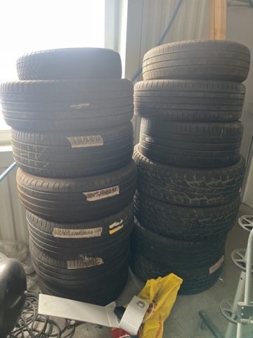1469586-15 Various used tires, approximately 200 pieces - including shelves and pallet racks