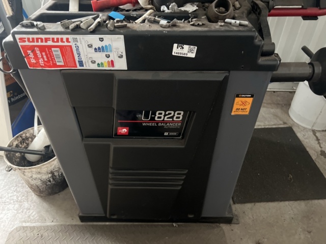 1469589-4 Tire balancing machine - PELA U-82