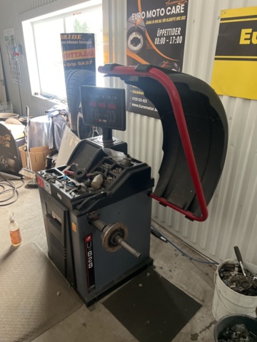 1469589-6 Tire balancing machine - PELA U-82