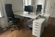 1410985 Kontorsinredning - Skrivbord, skärmar och kontorsstolar