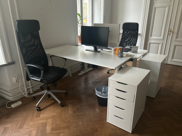 1410985-1 Kontorsinredning - Skrivbord, skärmar och kontorsstolar