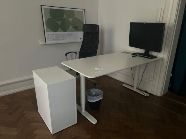 1410985-2 Kontorsinredning - Skrivbord, skärmar och kontorsstolar