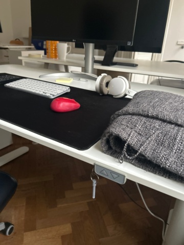 1410985-5 Kontorsinredning - Skrivbord, skärmar och kontorsstolar