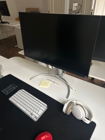 1410985-6 Kontorsinredning - Skrivbord, skärmar och kontorsstolar