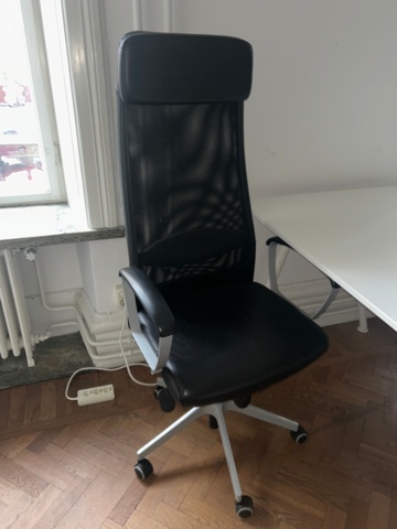 1410985-10 Kontorsinredning - Skrivbord, skärmar och kontorsstolar