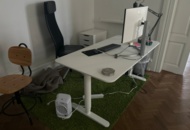 1410986 Kontorsinredning - Skrivbord, skärmar, hurtsar