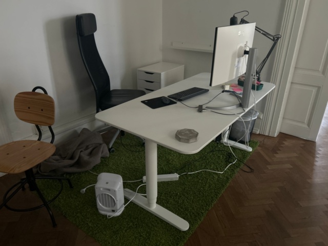 1410986-1 Kontorsinredning - Skrivbord, skärmar, hurtsar