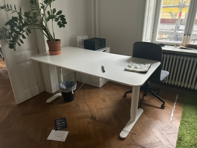 1410986-2 Kontorsinredning - Skrivbord, skärmar, hurtsar