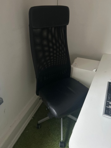 1410986-4 Kontorsinredning - Skrivbord, skärmar, hurtsar