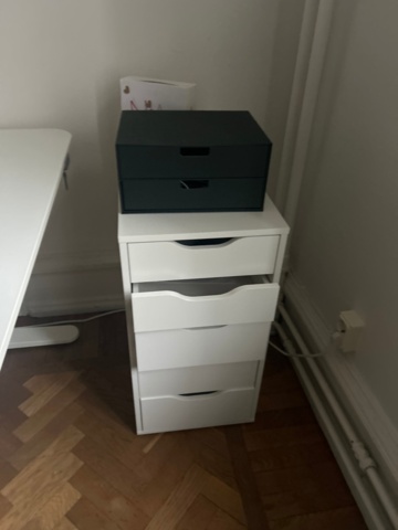 1410986-8 Kontorsinredning - Skrivbord, skärmar, hurtsar