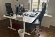 1410987 Kontorsinredning - Skrivbord, skärmar, fåtöljer