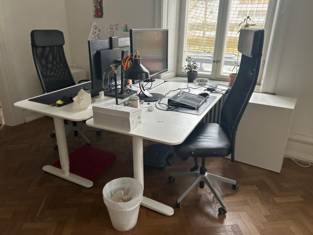 1410987-1 Kontorsinredning - Skrivbord, skärmar, fåtöljer