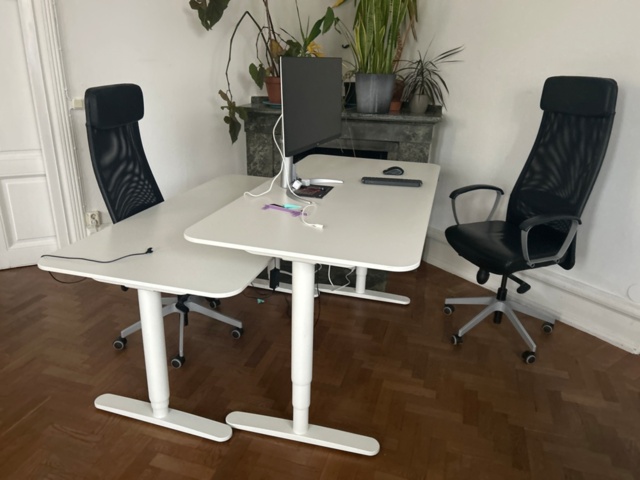 1410987-2 Kontorsinredning - Skrivbord, skärmar, fåtöljer