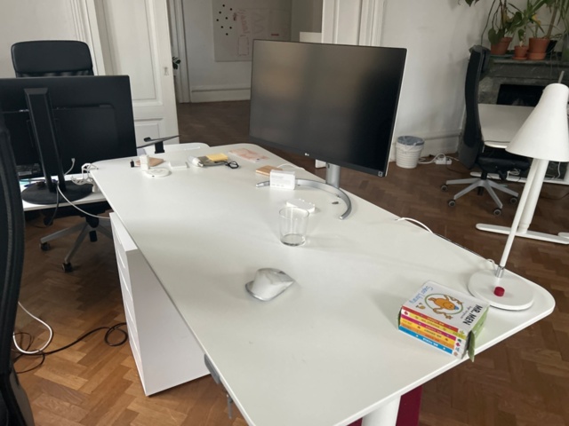 1410987-4 Kontorsinredning - Skrivbord, skärmar, fåtöljer