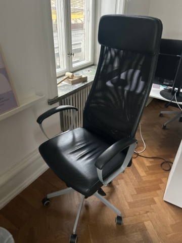 1410987-5 Kontorsinredning - Skrivbord, skärmar, fåtöljer