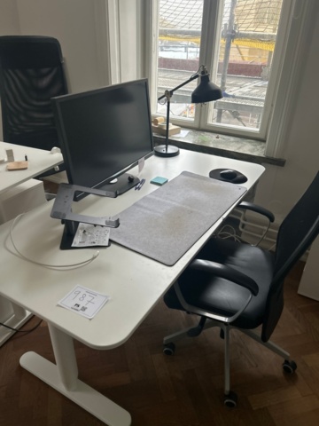 1410987-7 Kontorsinredning - Skrivbord, skärmar, fåtöljer