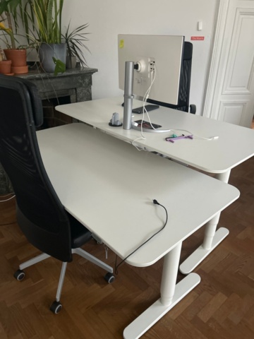 1410987-8 Kontorsinredning - Skrivbord, skärmar, fåtöljer